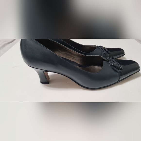Naturalizer Leather Pumps Navy Blue Valarie Cap Toe 2.5” Heel Size 7.5W - Picture 2 of 14